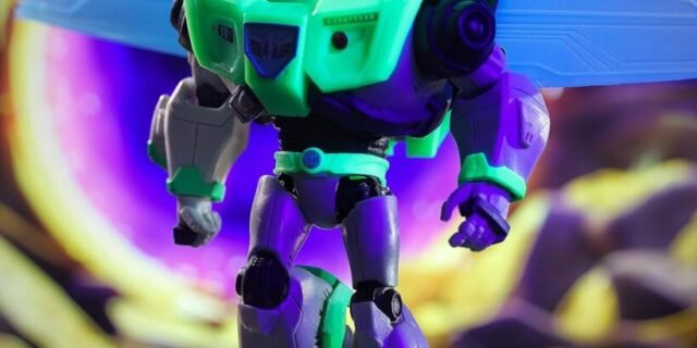 McFarlane Brinquedos – Disney – Mirrorverse – Edição Buzz Lightyear que brilha no escuro – Etiqueta dourada