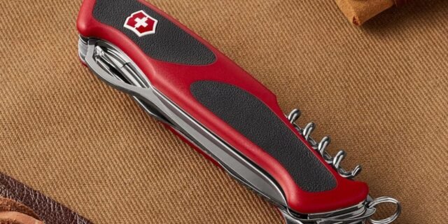 Victorinox Canivete suíço Ranger 57 M, faca de bolso suíça de 13 funções com 2 lâminas (lâmina grande e estripada), saca-rolhas e serra de madeira – vermelho/preto