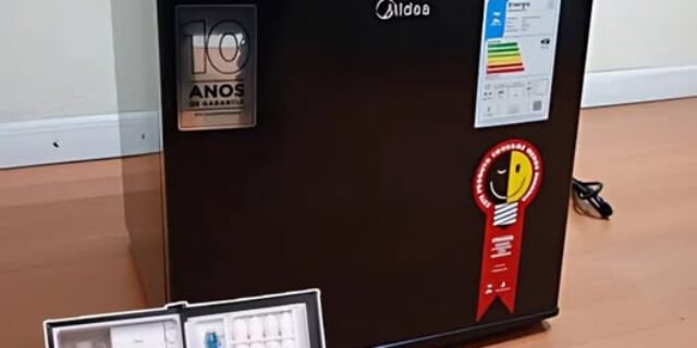 Geladeira frigobar Midea MRC06 preta 45L