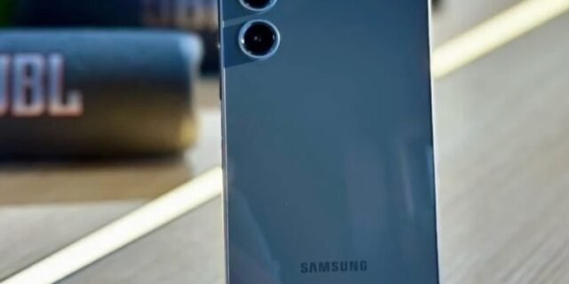 Smartphone Samsung Galaxy S24 FE 128GB Grafite 5G 8GB RAM 6,7″ Câm. Tripla + Selfie 10MP