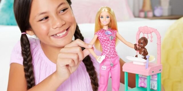 Barbie Profissões Conjunto de Brinquedo Enfermeira de Cabelo Loiro com Bebê para crianças a partir de 3 anos