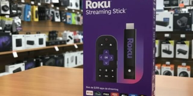 Roku Streaming Stick HD 2025 | Dispositivo de streaming para TV HD/FHD com controle remoto por comando de voz compatível com Alexa, Siri e Google
