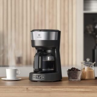 Cafeteira Elétrica Electrolux inox filtro permanente removivel capacidade 1,2L 30 xicaras função timer painel digital desligamento automatico ECM25