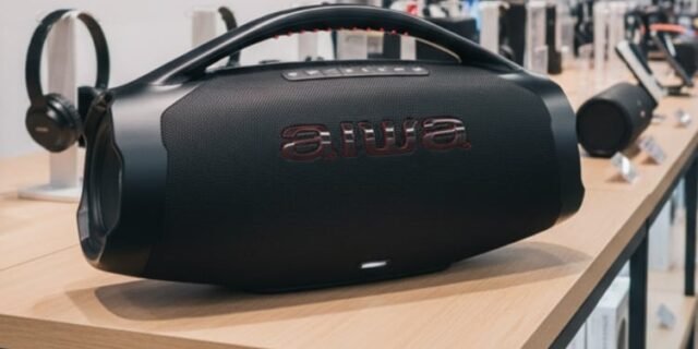 Caixa de Som Boombox Plus AIWA BBS-01-B 200W Bluetooth 5.3-200W RMS – 30 Horas de Bateria – Resistente à Poeira e Água – Preto