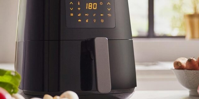 Fritadeira Airfryer Essential XL Conectada, Philips Walita, conectividade c/Alexa, 6.2L de capacidade, Preta, 2000W, 127V (RI9280/90)