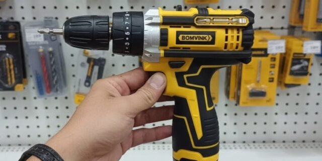 Parafusadeira Furadeira a Bateria 12V com Empunhadura Emborrachada, Bateria Recarregável e Carregador Bivolt