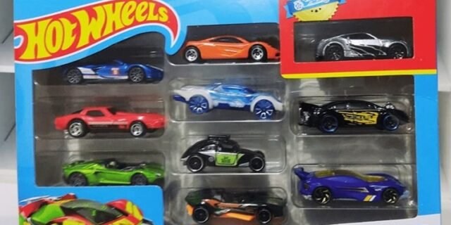 Hot Wheels Diecast Veículo de Brinquedo Pacote Surpresa 10 carros para crianças a partir de 3 anos