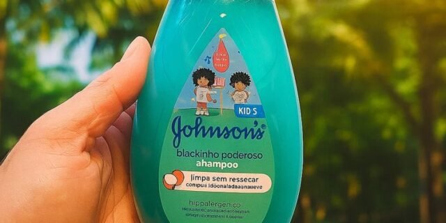 Shampoo Infantil Para Cabelos Crespos Johnson’s Blackinho Poderoso, 400ml