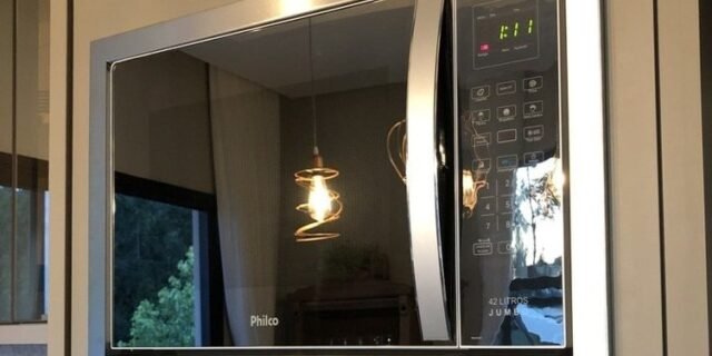 Micro-ondas 42L Philco Jumbo Tira Odor 1560W 127V PMO42EB