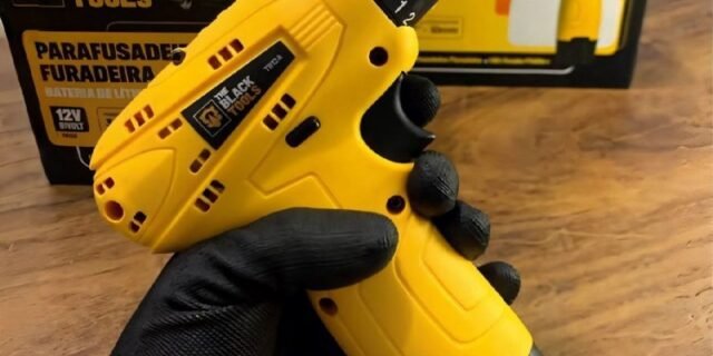 Parafusadeira Furadeira The Black Tools TB12A 3/8 a Bateria Cor Amarelo Frequência 60Hz