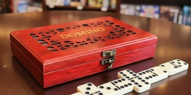 Domino Jogo com 28 Peças e Estojo de Madeira Maleta Luxo Portátil Profissional Osso Passatempo Presente