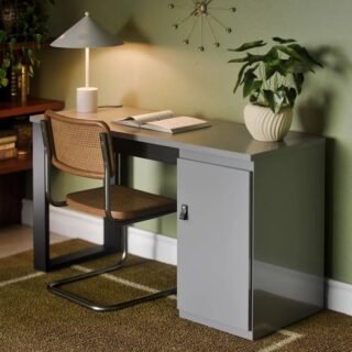 Escrivaninha Mesa Para Computador Paris 115cm Home Office Estudo Escritório MDF MDP 1 Porta Armário Lateral Puxador de Couro Cor Cinza Preto