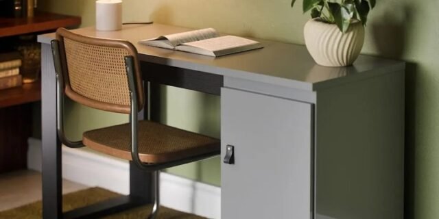 Escrivaninha Mesa Para Computador Paris 115cm Home Office Estudo Escritório MDF MDP 1 Porta Armário Lateral Puxador de Couro Cor Cinza Preto