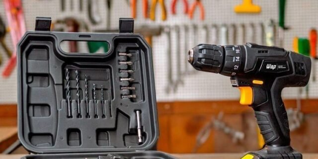 WAP Parafusadeira e Furadeira a Bateria Li-Ion 12V BPF 12K3 BLACK Carregador Bivolt com Maleta