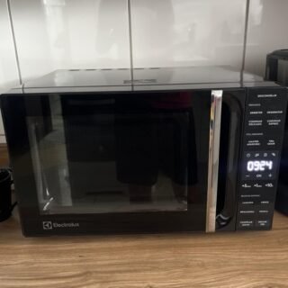 Micro-ondas Electrolux 23L Preto Efficient com Descongelamento Assistido (ME23P) – 127V