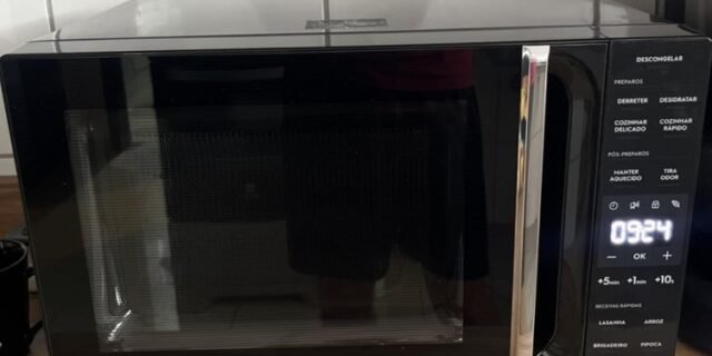 Micro-ondas Electrolux 23L Preto Efficient com Descongelamento Assistido (ME23P) – 127V