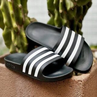 Chinelo Adilette Aqua Adidas (26 ou 37)