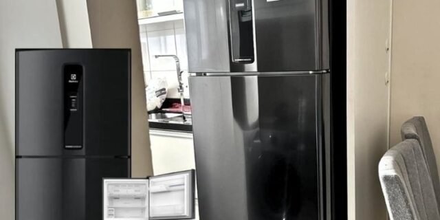 Geladeira Electrolux Frost Free Inverter 480L Efficient com AutoSense SmartBivolt Duplex cor Black Inox Look