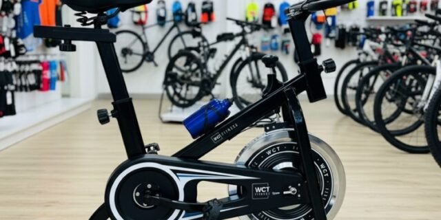 Bicicleta Spinning WCT Fitness Ergométrica 6Kg Aço Preto