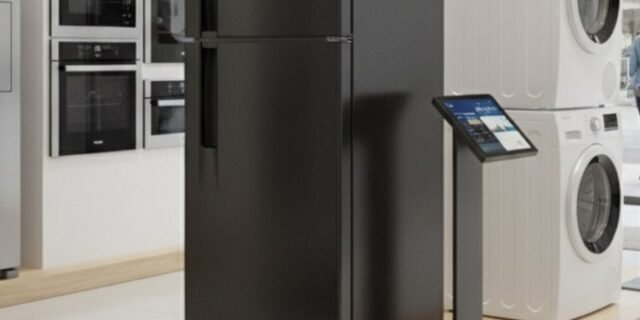 Geladeira Electrolux Frost Free 380L AutoSense Inverter Black Inox Look 220V