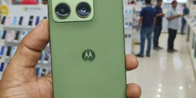 Smartphone Motorola Edge 70 5G – 256GB 24GB (8GB RAM + 16GB RAM Boost), Ultrafino, 3 cameras 50MP, Tela 1.5K extreme Amoled 120hz – Bronze Green