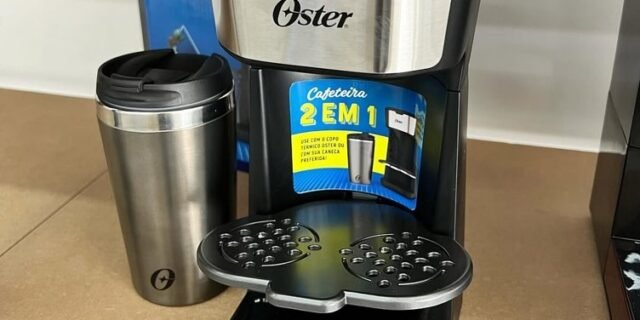 Oster Cafeteira 2Day Inox 2 em 1 com Copo Térmico, 220V, Preto/Inox, 600W, OCAF200