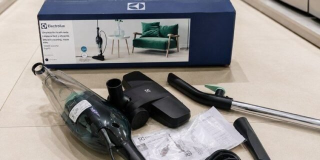 Aspirador De Pó Vertical Electrolux 1.100w Cabo De 5m Portátil De Mão 2 Em 1 Potente Com Capacidade 1,2l Filtro Hepa Preto