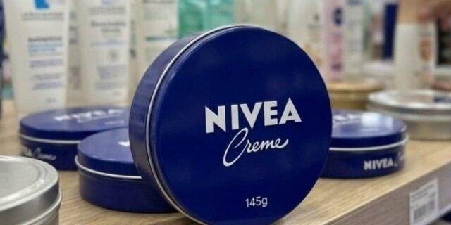 NIVEA Creme Hidratante Lata 145g, Hidratação Profunda 24h, Corporal, Uso Diário, Multibenefícios, Todas as Peles