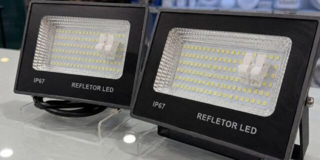 Kit 2 Refletor Super Led 400w Ip67 Holofote Bivolt Prova D’água Branco Frio 6500k Preto