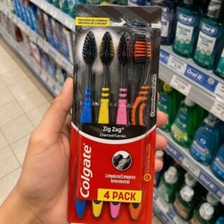 Escova de Dente Colgate ZigZag Carvão 4 unid