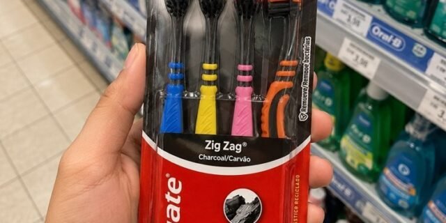 Escova de Dente Colgate ZigZag Carvão 4 unid