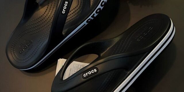 Chinelo Crocs Bayaband Flip Black/white