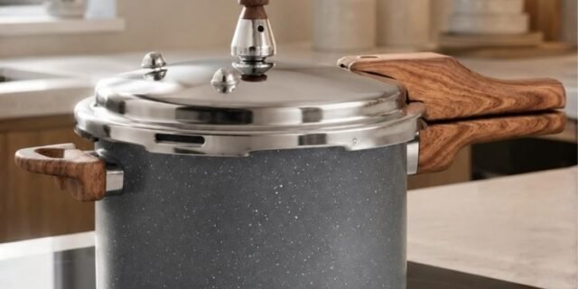 Panela de Pressão Indução Antiaderente Cerâmica 4,2L Grafite com Cabo Amadeirado, Fundo de Indução, Tampa Inox e Sistema de Segurança