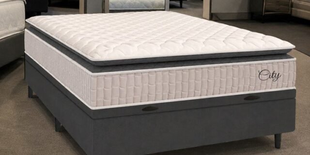 Cama Box Baú Colchão Casal Molas Ensacadas City Pillow Top 138x188x64cm Branco e Cinza Hellen Suporta até 110kg por Pessoa