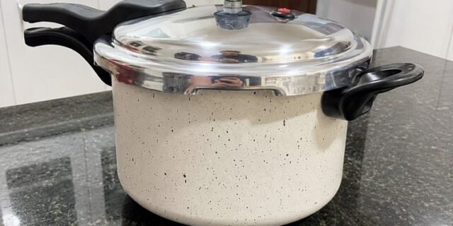 Panela de Pressão Antiaderente 4,5 Litros em Alumínio, Fechamento Externo