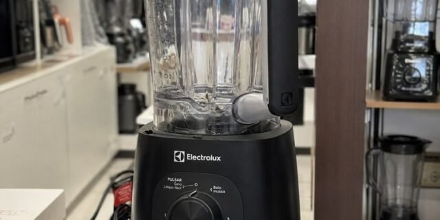 Electrolux Liquidificador 600W 2,7L 3 Velocidades Lâminas TruFlow Função Pulsar 3 em 1 EBL700 127v