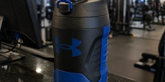 Under Armour Garrafas De Água Isoladas De 946 Ml – Jarro De Água Esportivo Com Alça, Gancho De Cerca, Resistente A Vazamentos Para Beisebol, Futebol E Muito Mais, Garrafas De Água De 940 Ml, Garrafa