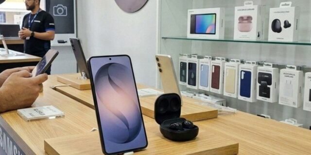 Galaxy S26 (256GB) – Preto + Galaxy Buds Core – Preto – Samsung