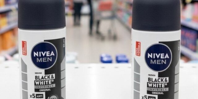 NIVEA MEN Desodorante Antitranspirante Roll On Invisible Black & White 50ml – Proteção prolongada de 48h, cuidado suave, ação antibacteriana, fórmula 5 em 1: anti-manchas, anti-odor