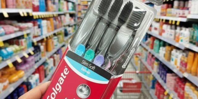 Colgate Slim Soft Black Escova de Dente Macia, 4 Unidades