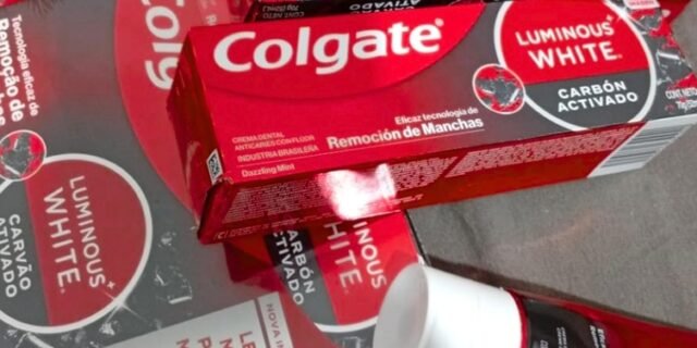 Colgate Luminous White Carvão Ativado Creme Dental Clareador, 3x70g
