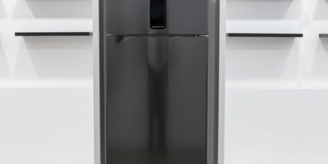 Electrolux Geladeira Electrolux Frost Free Inverter 400L Efficient AutoSense e Rapid Freeze Inverse Black Inox Look (IB6B) Bivolt