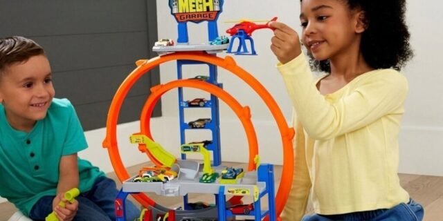 Kit Pista Hot Wheels Mega Garagem Mattel. Conjunto Com Elevador E Estacionamento Para Vários Veículos. Diversão E Corridas Para Crianças A Partir De 4 Anos