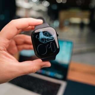 Apple Watch Series 11 Gps, Caixa Em Alumínio Preto Brilhante De 42 Mm Com Bracelete Desportiva Preta – P/m