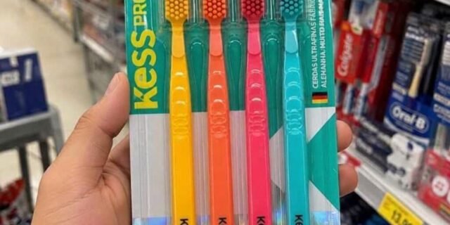 Kess, Pack com 4 Escovas Dentais Pro Extra Macias Whitelicious, Cores Sortidas