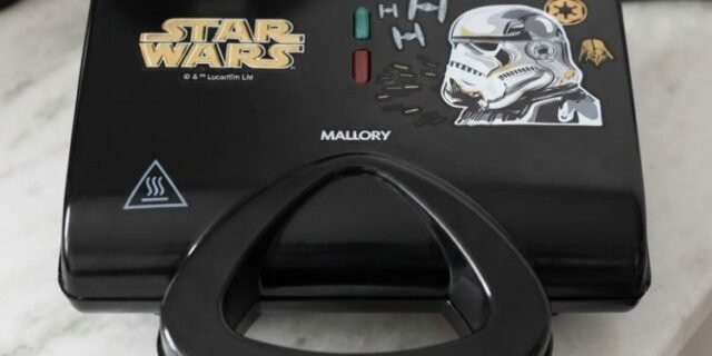 Sanduicheira Elétrica Mallory Star Wars Empire Plates – Superfície Antiaderente, Luzes LED, Alça com Toque Frio, Trava de Segurança – 220V