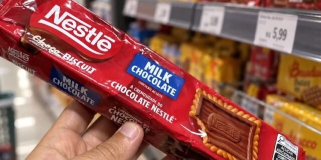 Biscoito com Chocolate Chocobiscuit NESTLÉ Ao Leite 78g